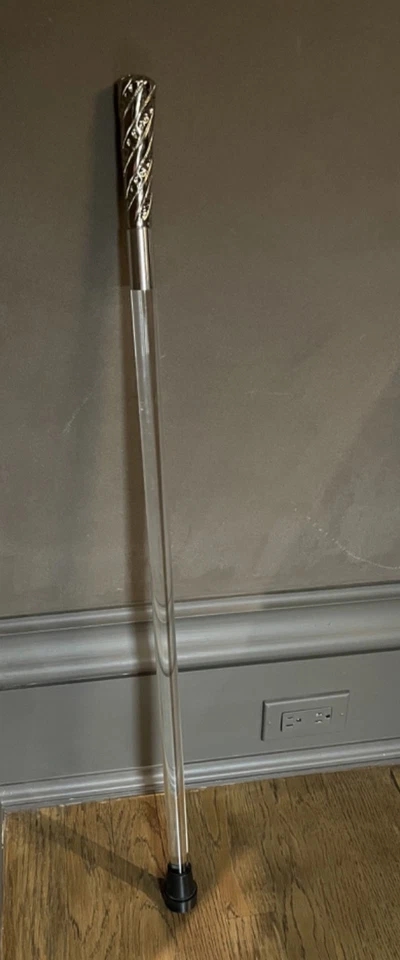 Bastón Lucite, bastón perilla, con mango decorativo plateado - Excelente estado. Foto 4 de 4