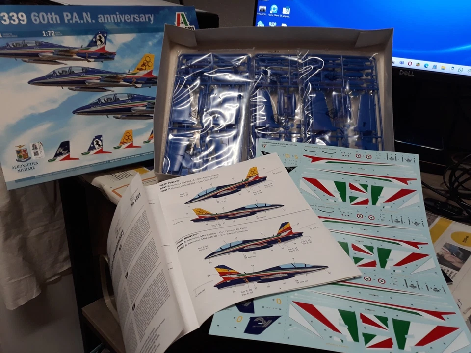 ITALERI MB-339 1/72 Frecce tricolori con gadget originali Aeronautica Militare - Immagine 3 di 4