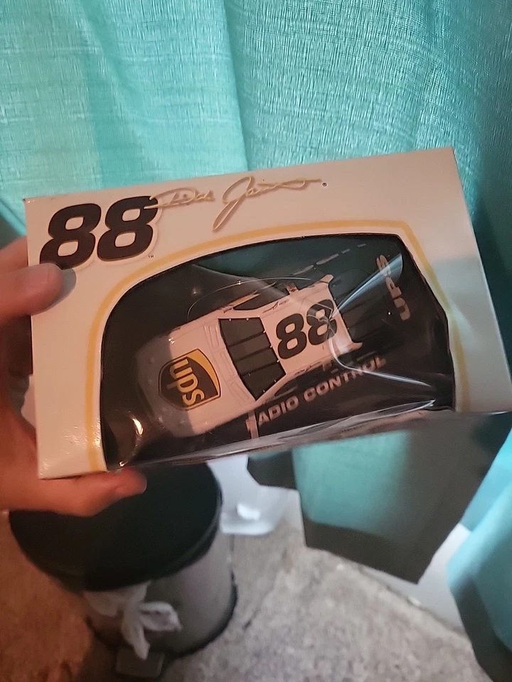 Radio Control Motorworks Escala 1/32 88 Dale JARRETT UPS COCHE EN CAJA Foto 3 de 4