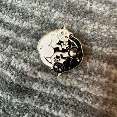 Enamel Pin Cat White Black Yin & Yang Brooch Badge Lapel Backpack Pin Kitten New