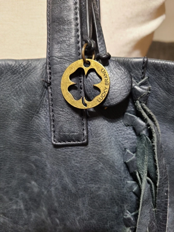 Bolso de Mano Bohemio Hobo Grande de Cuero Lucky Brand Color Azul Denio con Flecos Foto 2 de 4