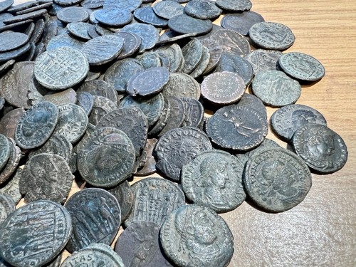 Lot of Roman bronze coins One bid one roman coin - Various Emperors- 4th century - Picture 2 of 4