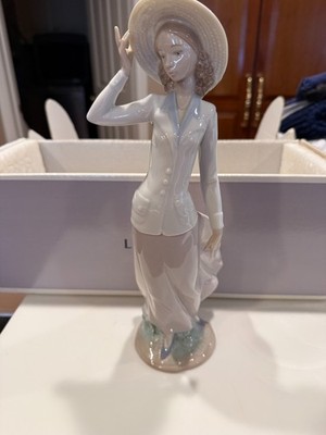 Lladro Woman Breezy Afternoon, 12 1/4'' high, excellent shape in its original box