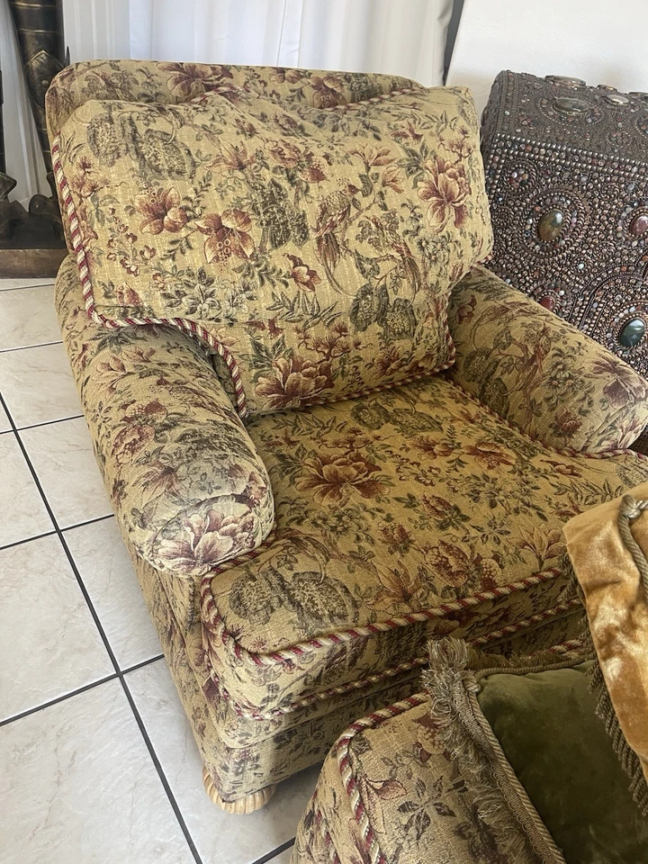 Gabinetes de cocina victorianos personalizados para sala de estar y sofá con sillón Foto 3 de 4