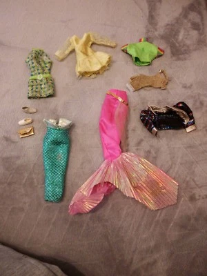 accessoires Barbie Vintage sirène lot robe vêtements abîmé sale Petit prix - Photo 1/4