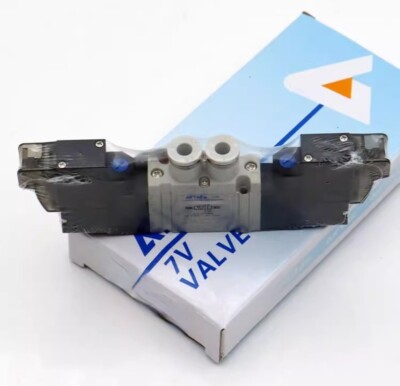1pcs AirTAC Solenoid Valve 7V230C-J08B050 DC24V  New  7V230CJ08B050
