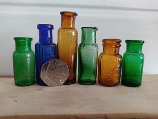 6X TINY EDWARDIAN POISON / CHEMIST BOTTLES CIRCA 1905/ 1910