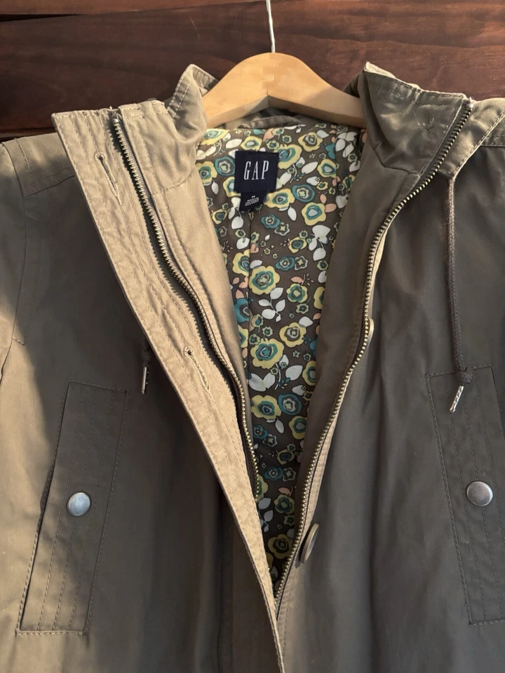 Abrigo impermeable parka cargo utilitario GAP para mujer con capucha forrado verde oliva mediano Foto 2 de 4
