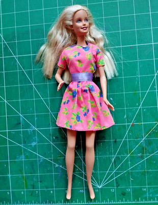90 er Barbie mit Kleid (1994) Barbie So Much To Do! Cleanin' House Dress