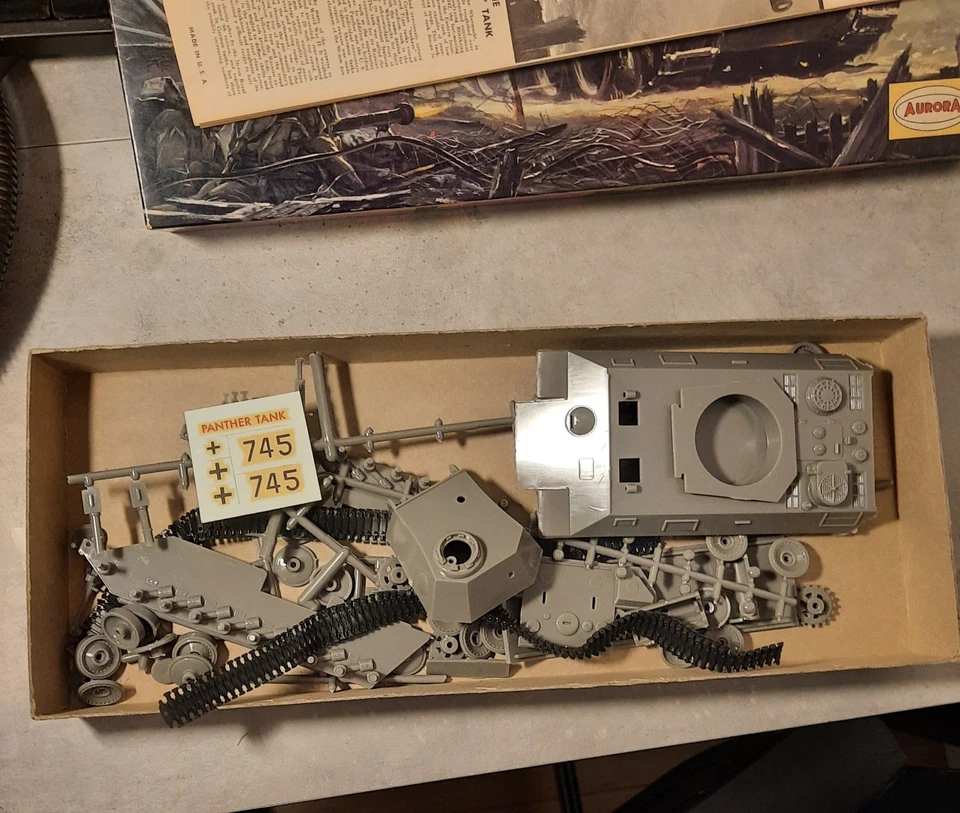 Rare Aurora German Panther Tank 302-130 1/4” Scale Model Kit 1963 1/48 - Immagine 2 di 4