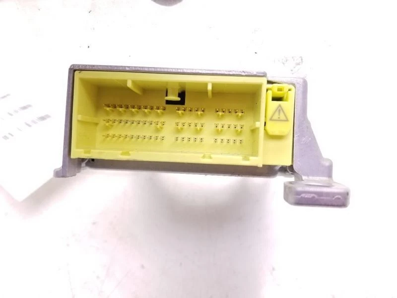 Toyota Prius V Three 2013 1,8 L tracción delantera con airbag módulo de control electrónico ECM  Foto 2 de 4