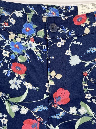 ST JOHN’S BAY Women’s Sz 18 Navy Floral Easy Fit Through Hip&Thigh Capri Pants - Picture 4 of 12