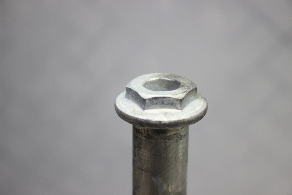 08-12 SUZUKI KATANA 650 GSX650F Rear Wheel Axle Foto 4 de 4