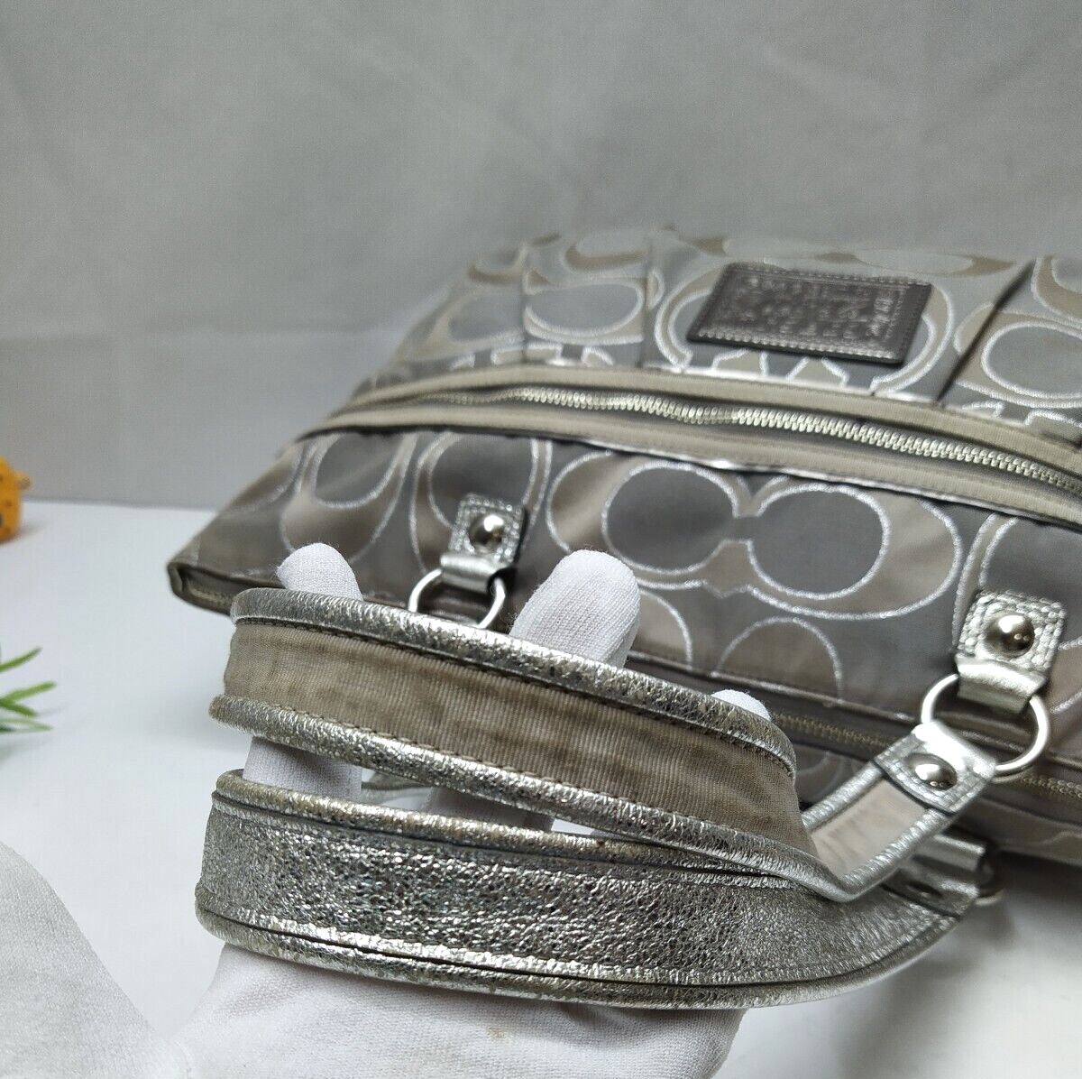 COACH Poppy シルバー長財布 Coach Poppy Metallic Silver Graffiti Hearts Large Glam Tote