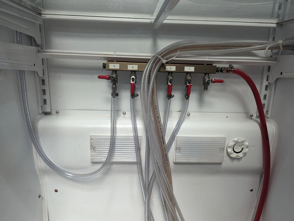 5 Grifo de cerveza Frigidaire Professional 16,7 Cu. Refrigerador de pies TPLRU1778ES Foto 4 de 4