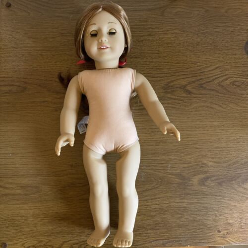 American Girl Jly 61 Puppe mit professionell gefertigtem Weihnachtskleid gebraucht, in einwandfreiem Zustand - Bild 6 von 12