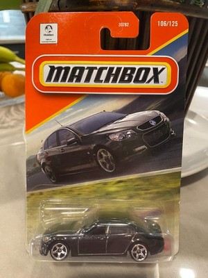 Matchbox Holden VF Commodore SSV Schwarz 106/125