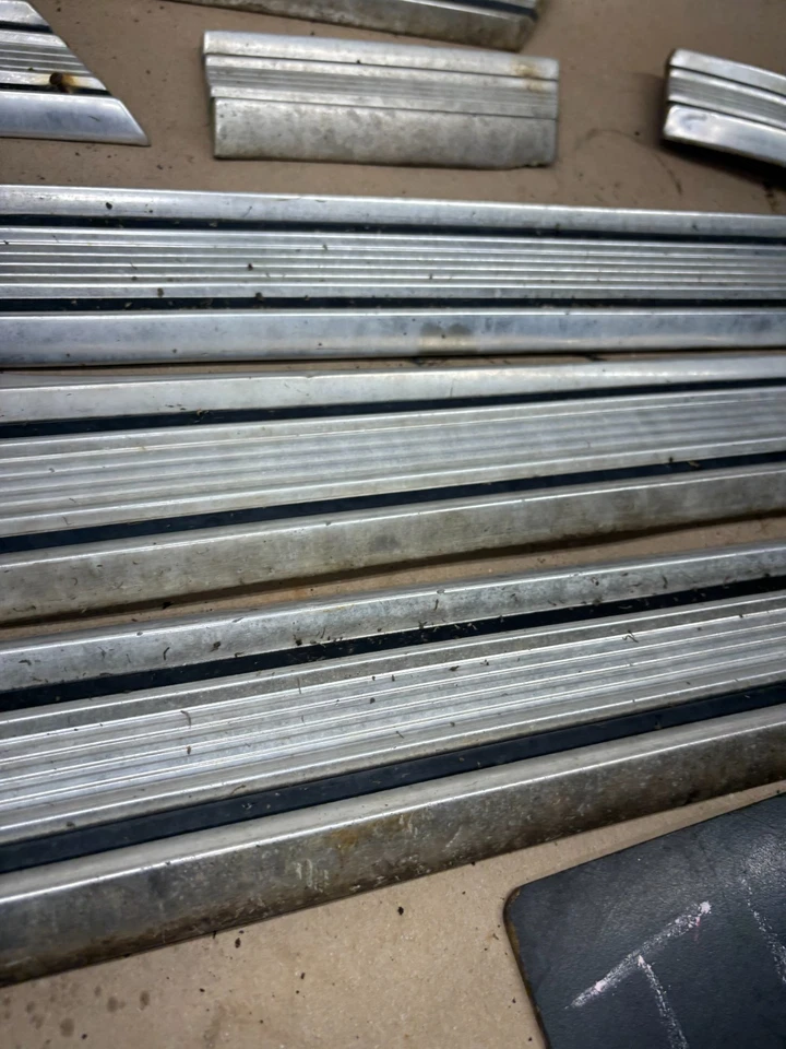 Ford Truck F150 F250 F350 1973 1979 lote de molduras de carrocería basculante inferior moldeado Foto 3 de 4