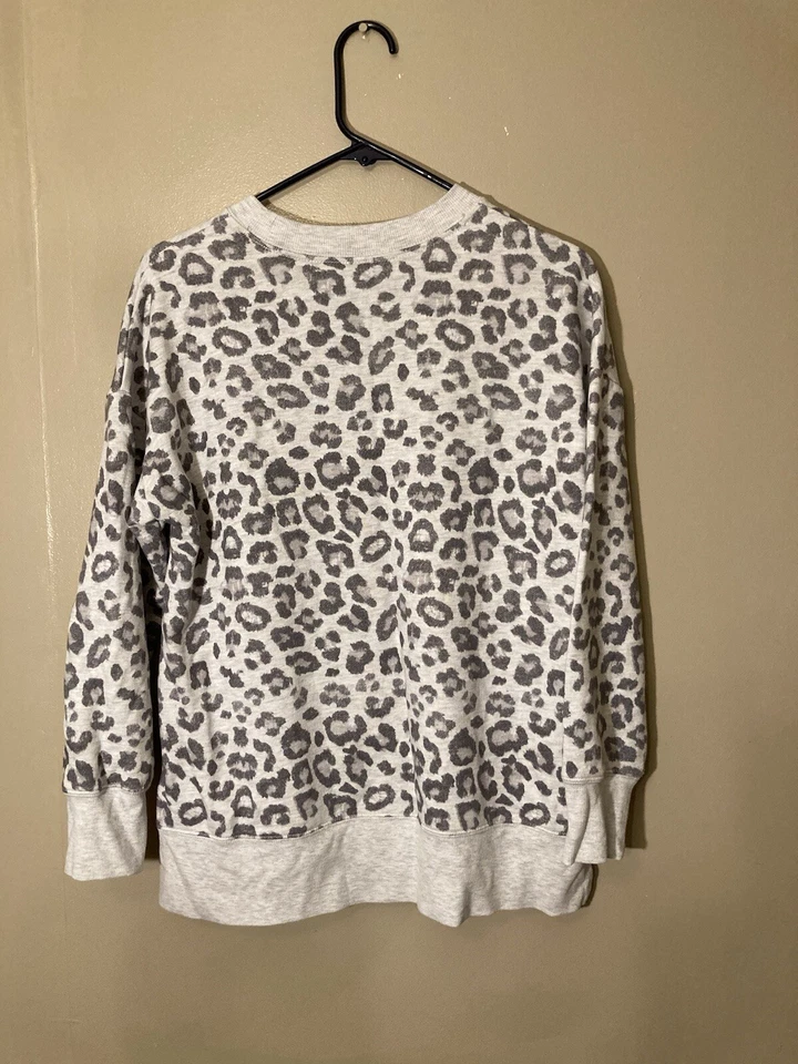 Green Tea Sweatshirt Women’s Medium, Grey Leopard, Side Slits, Lightweight, Nice - Image 2 of 4