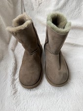 Nearly New UGG Kids Bailey Button II Boot Tan 1017400K US6/UK5/EU38