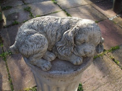 LEGESTEIN KÖNIG CHARLES CAVALIER SPANIEL WELPE HUND STATUE GARTEN SKULPTUR