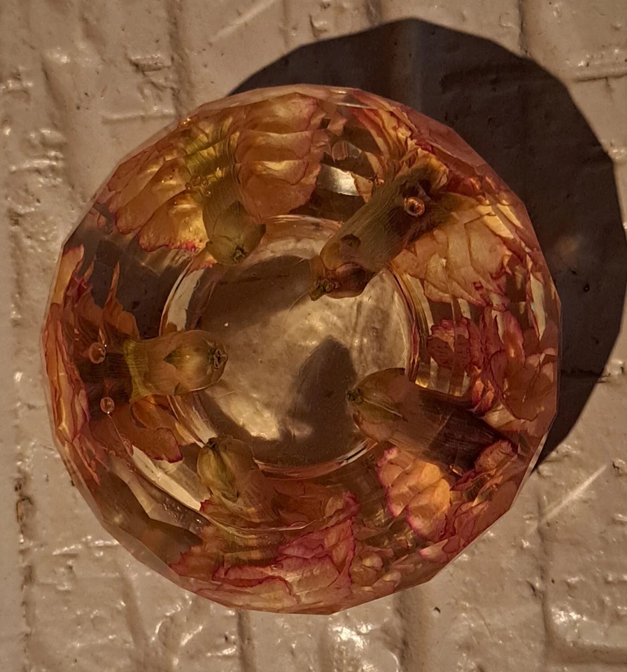 Candelabro de luz de té de resina con flores secas, Lady of Shalott Rose Foto 4 de 4