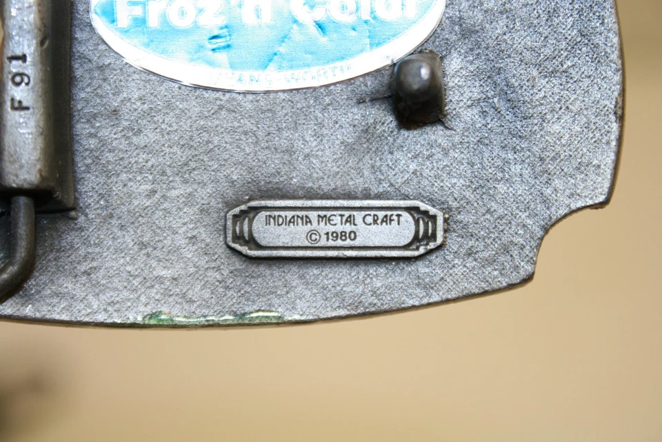 Hebilla de cinturón vintage 1980 rara de latón y esmalte verde música country en forma de EE. UU. Foto 4 de 4