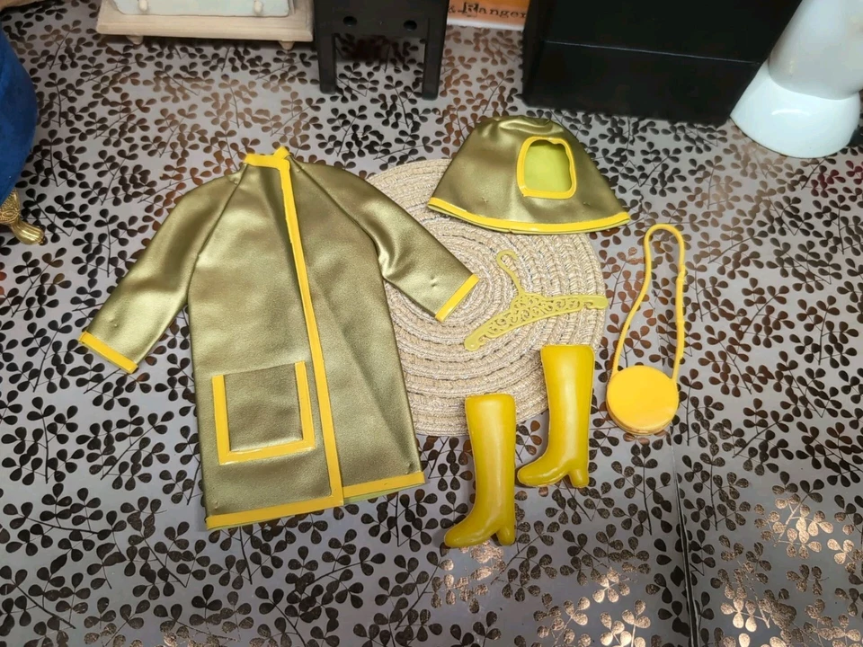 Capa de chuva e chapéu combinando vintage Mego Maddie Mod "Slick Chick" #1726 ++ - Imagem 2 de 4