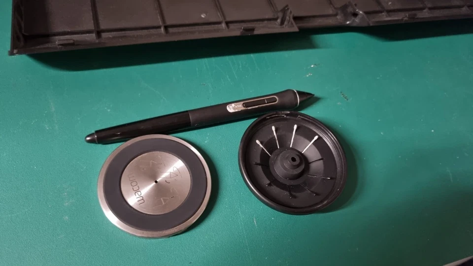 Wacom Cintiq Pro 24 DTK-2420 4K Creative Pen Display Grafiktablett 4k mit Box - Bild 4 von 4