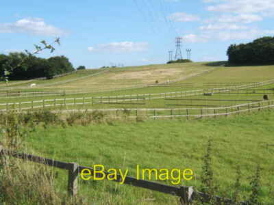 Foto 6x4 Felder, eine Reihe von Zäunen und eine Art Pylon Baylham Horse coun c2007