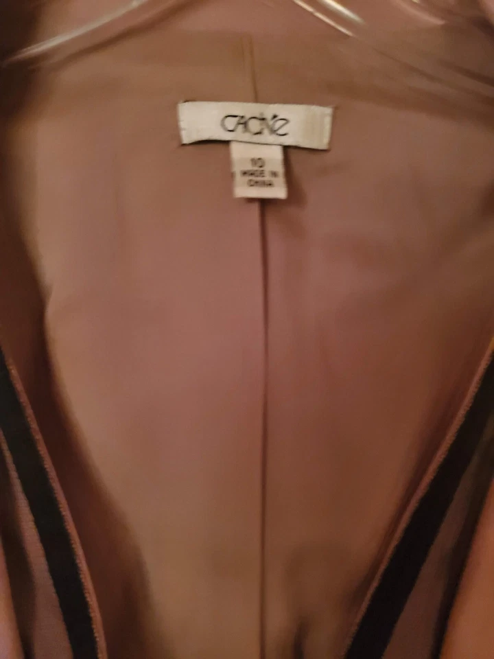 Blazer Cache beige con encaje negro Foto 2 de 2