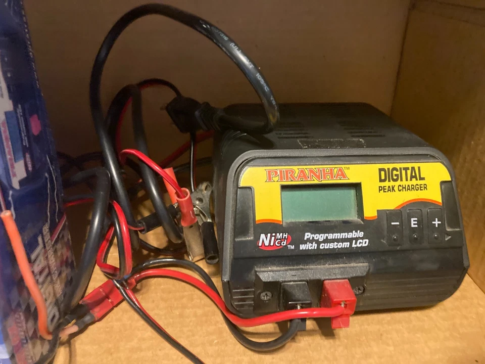 Duratrax Piranha Digital Peak Battery Charger NiCd / NiMH Charging Programmable - Image 2 of 4