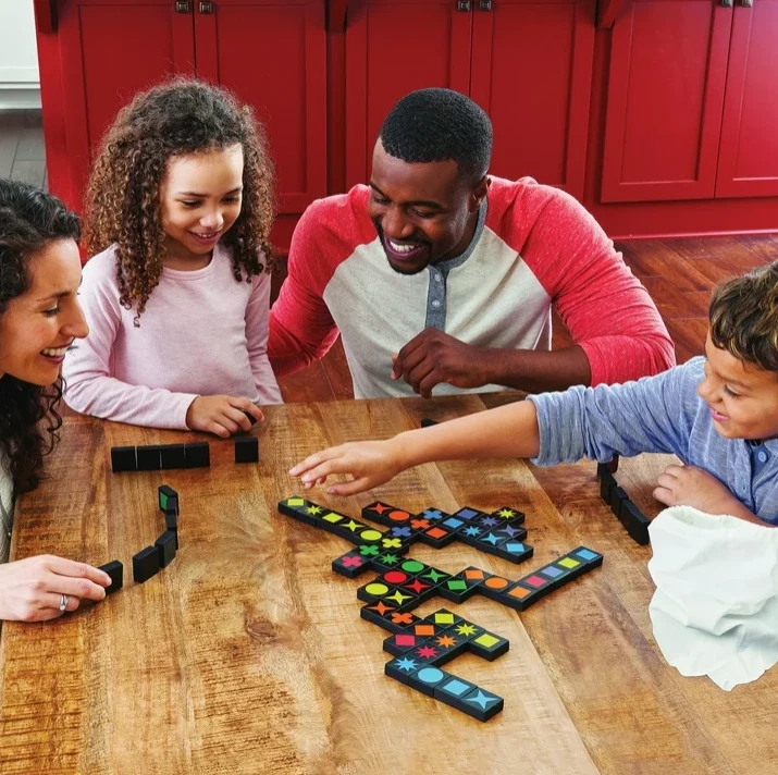 MindWare Qwirkle Juego, 108 Azulejos de Madera Duraderos y Bolsa con Cordón de Lona, Familia Foto 3 de 4