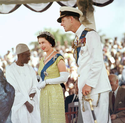 Queen Elizabeth II with her husband Prince Philip 1961 OLD PHOTO 2