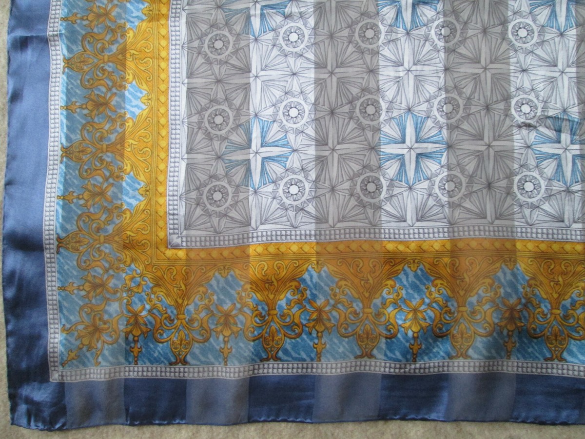 Foulard VALENTINO En Soie 100% Vintage - 89x91 Cm, Couleur Ivoire, Occasion