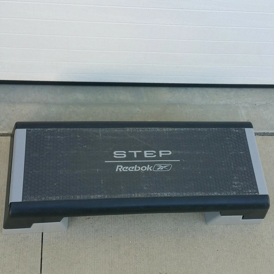 Paso a paso de entrenamiento cardio Reebok Aerobics Stepper con elevadores ajustables 6" 8" 10" altura Foto 2 de 4