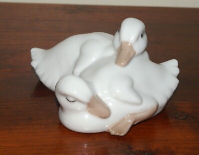 NAO Llardo Zwei Kuscheltenten Porzellan Figur