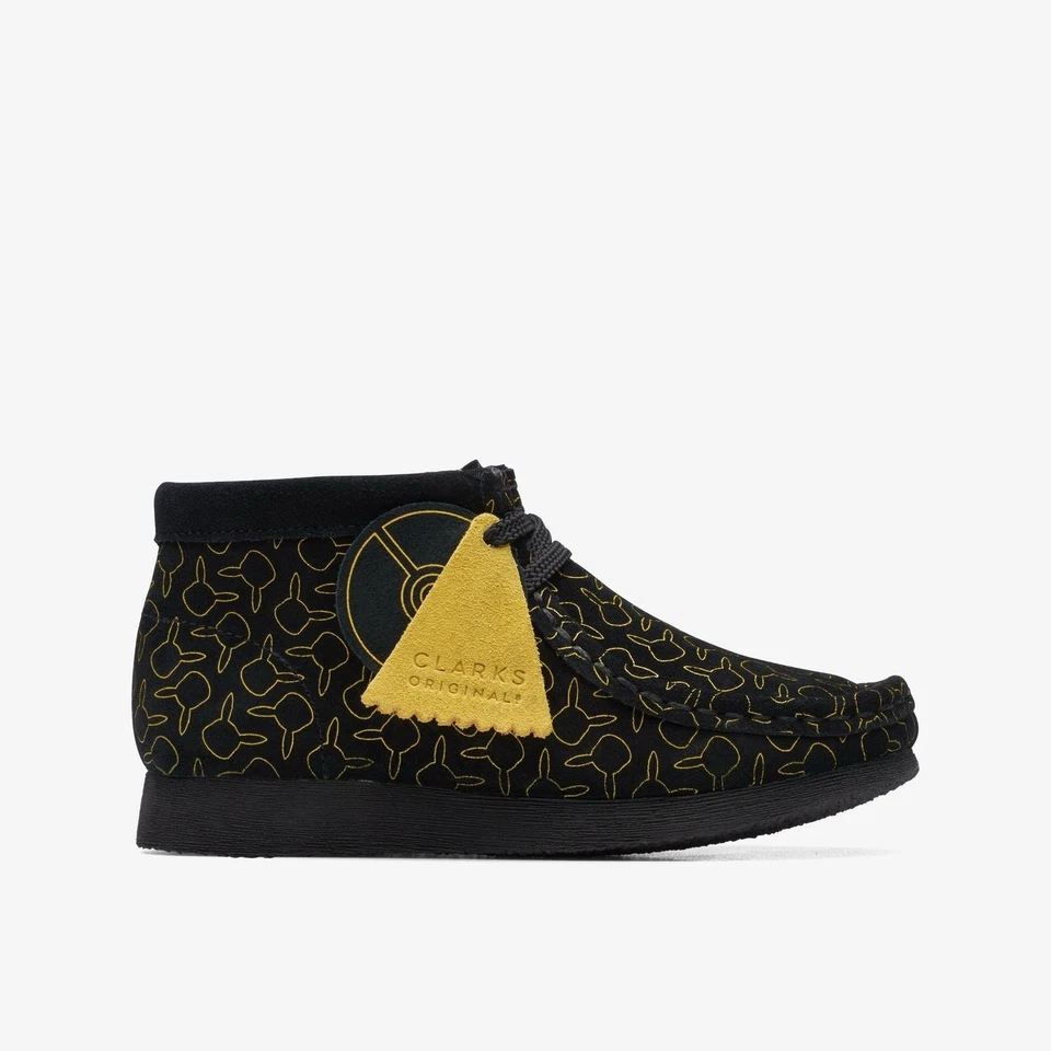 Clarks Niños Wallabee Go O Negro Gamuza Pokemon Estampado Pikachu Zapatos Niños Talla 12W Foto 2 de 4