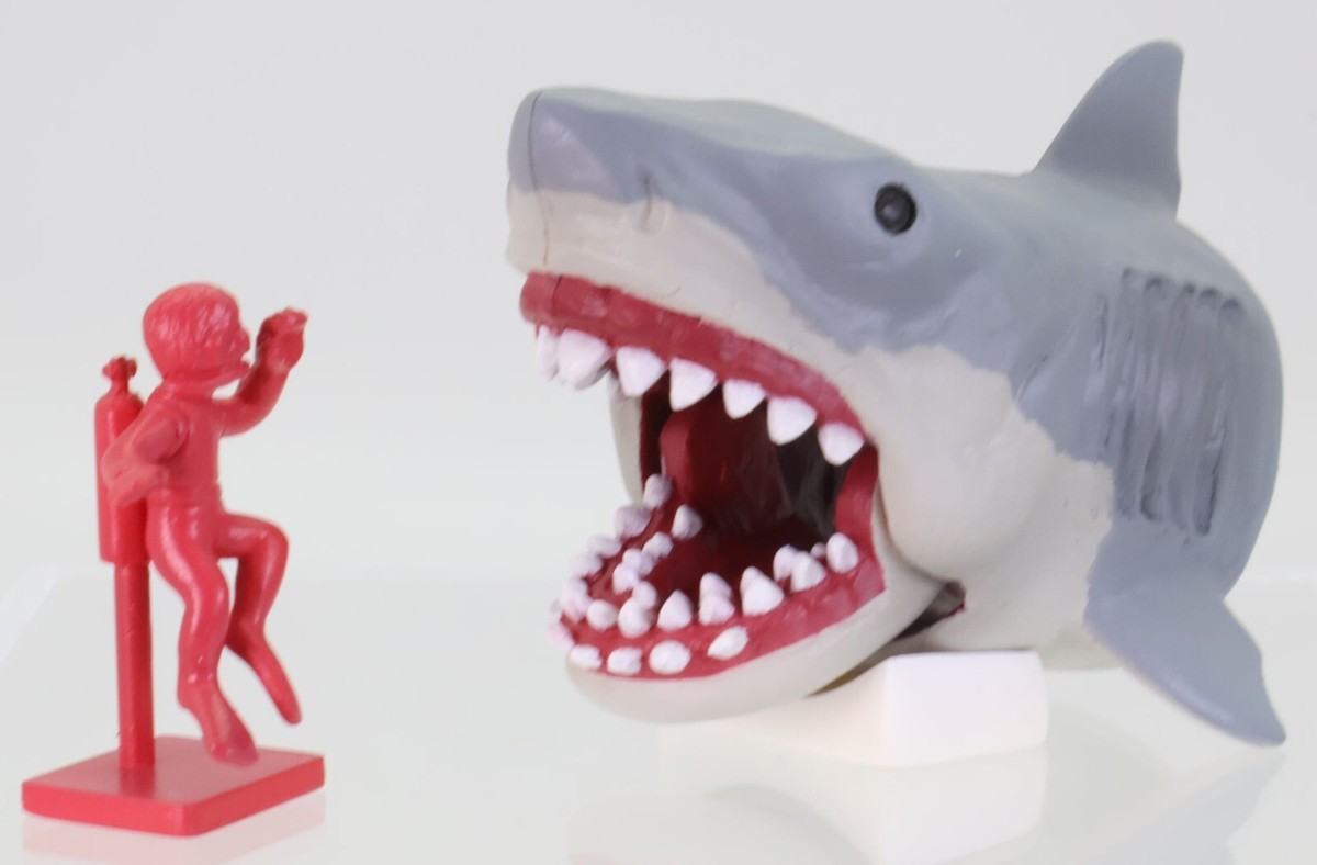 TAKARA TOMY ARTS JAWS 3 APPROACHING FANGS Diorama Mini