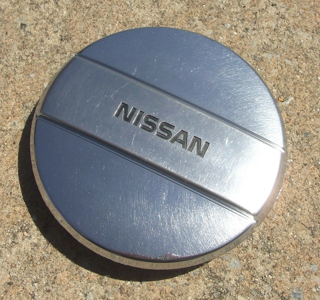 One Genuine Nissan Sentra Deluxe XE Center Cap Hubcap 13" 1984 1986 OEM