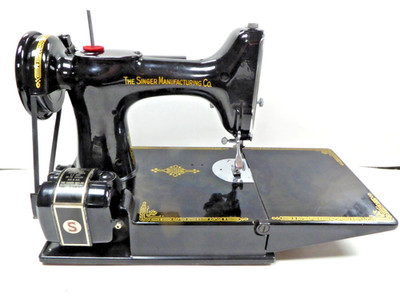 SINGER Sewing Machine Featherweight 221-1 Case and Accessories Super Clean Unit
