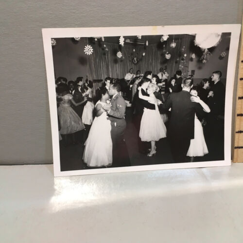 Vintage Photo 60's Military Christmas Party Dance Airman In Foreground a - Afbeelding 1 van 2