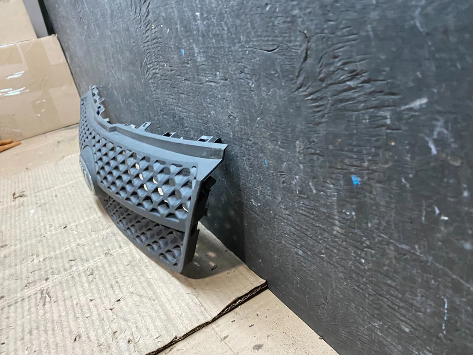 2007 to 2009 Kia Spectra 5 Door Hathcback Front Upper Grill Grille H4428 DG OEM - Image 2 of 4