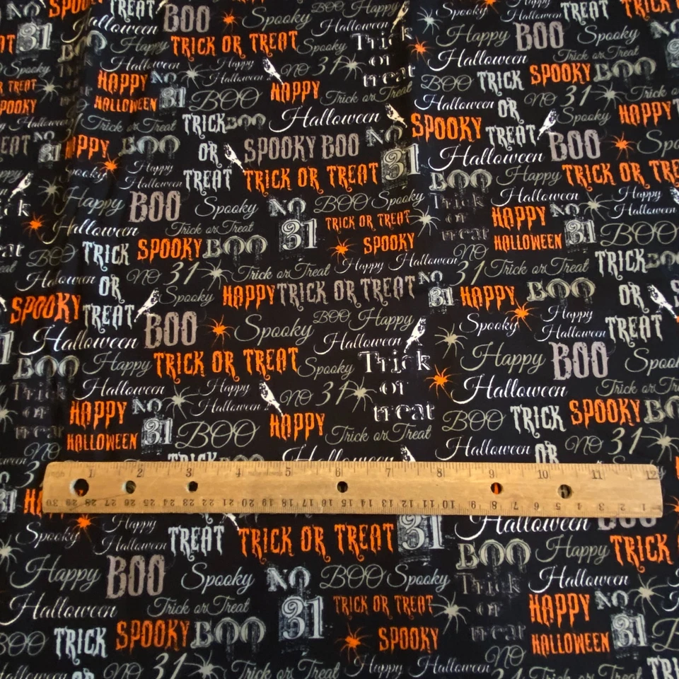 Tela espeluznante con texto de Halloween con estampado de algodón negro Windham Foto 2 de 4