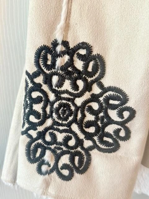 Casaco de pele sintética Johnny Was lindo bordado marfim - Pequeno - Imagem 3 de 4