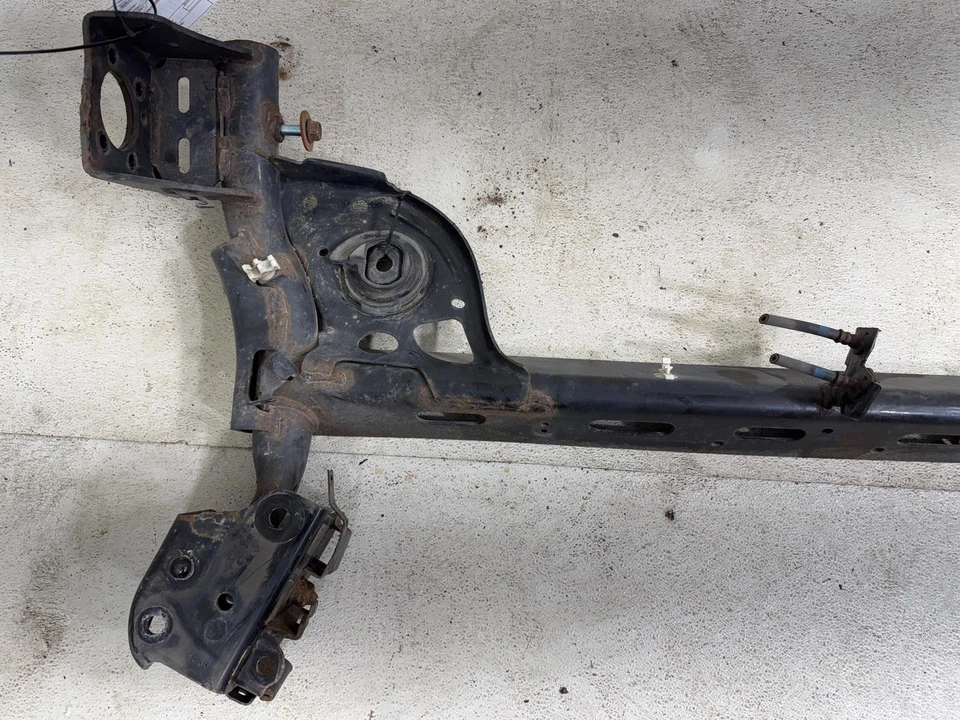 2013-2014 Nissan Sentra suspensão lateral traseira subquadro eixo feixe OEM - Imagem 2 de 4