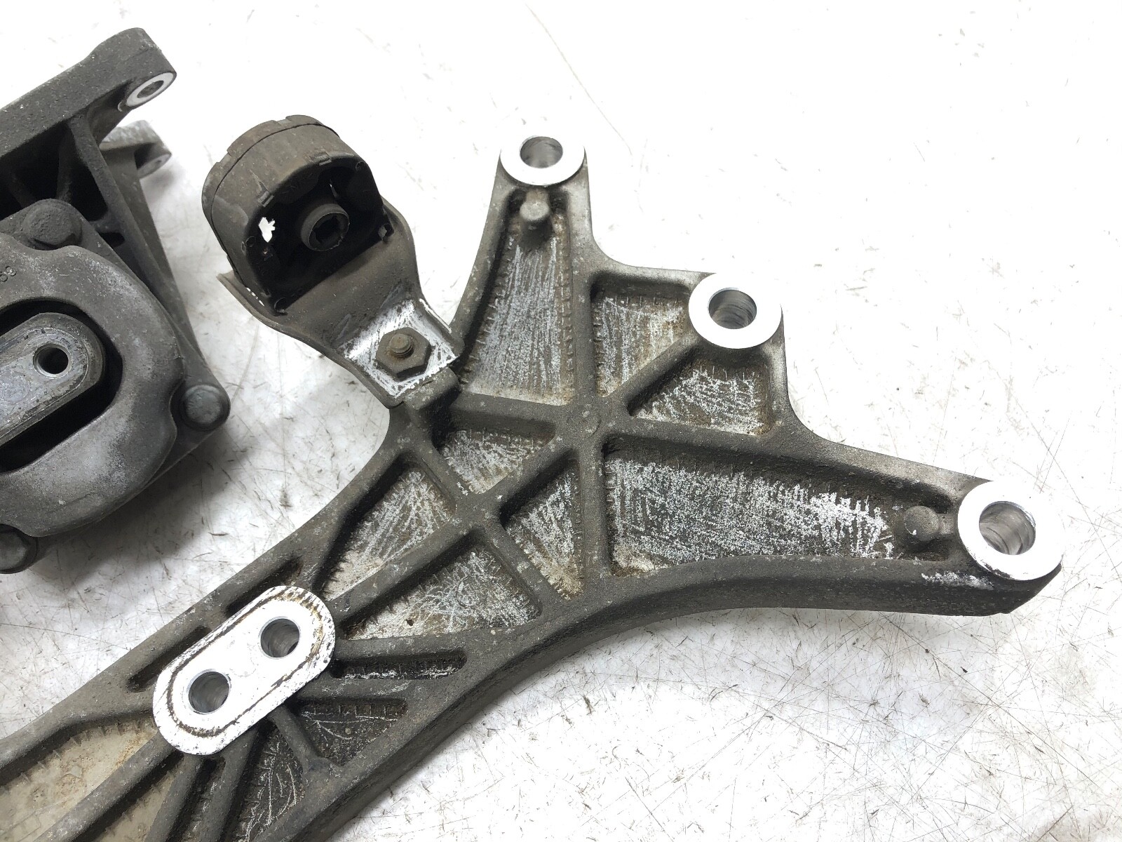 2014-2019 MASERATI GHIBLI RWD AUTO TRANSMISSION BRACKET SUPPORT OEM.