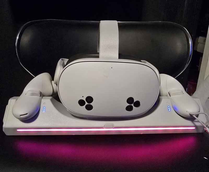Meta Quest 3S Virtual Reality Headset 128GB W 2 Controllers / Charging Station