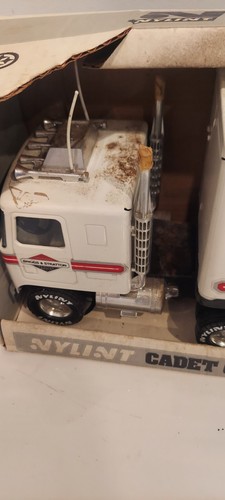 Briggs & Stratton Nylint GMC Cadet 18 Wheeler Metal Toy Truck In Box - Picture 2 of 8