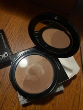 glo minerals bronzer color sunkiss. Doesn  t have a sponge.